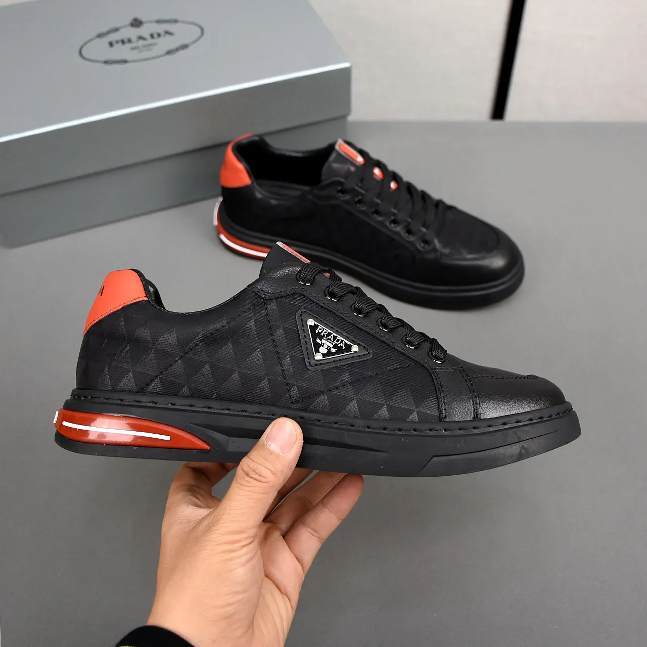 PP420🍄🍄🍄【Prada·PRADA】set off the audience! An international brand that is constantly innovating. This men's casual shoe is the original version. It is made of cowhide leather at a ratio of one to one at the store. It has leather feet and rubber non-slip outsole. It is breathable and comfortable. Quality speaks for itself. 👄38-44